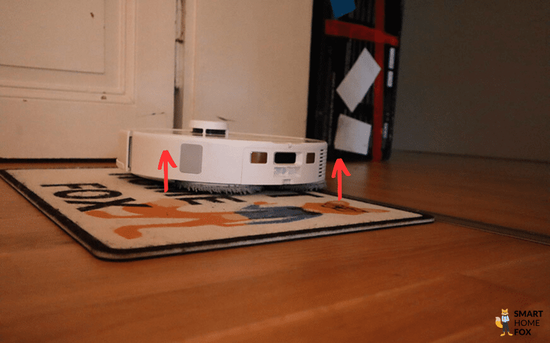 Wischmopp des Roborock Q Revo MaxV wird bein Befahren eines Teppichs angehoben
